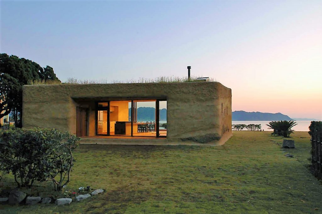 Casa com Materiais Naturais e Telhado Verde
