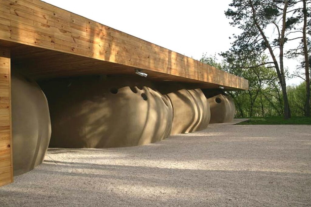 Hotel ecológico construído usando somente materiais naturais