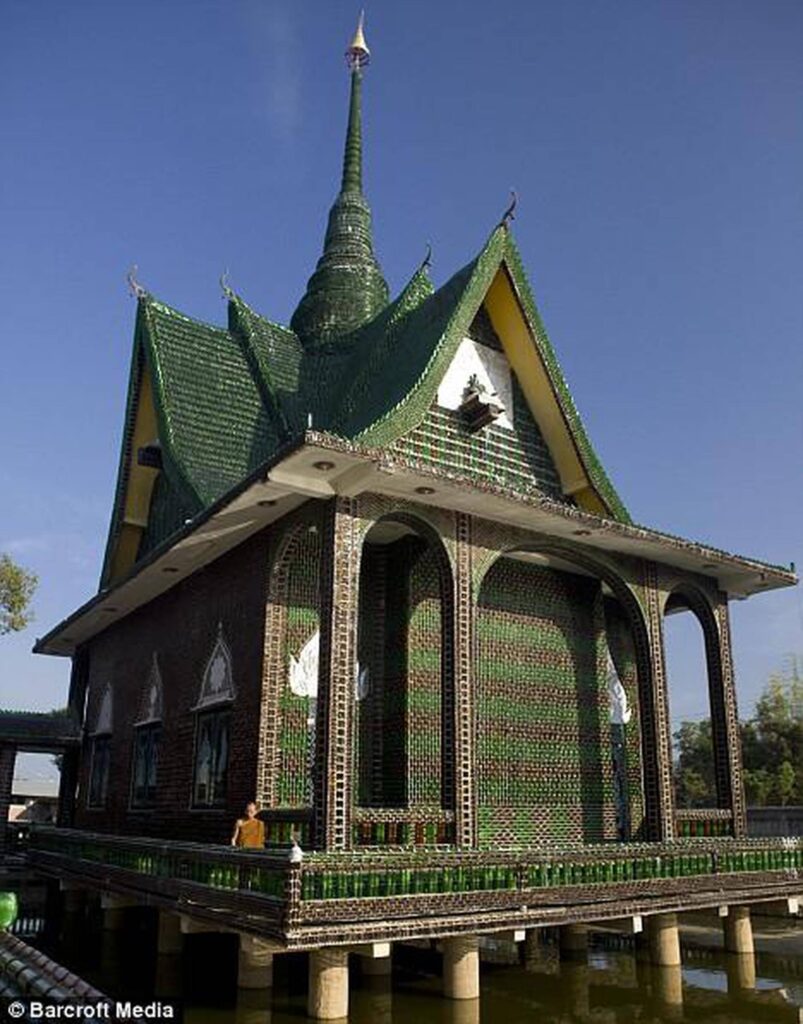 O Templo das Milhões de Garrafas 