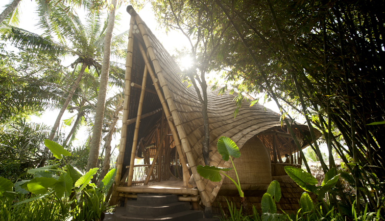 Construções em bambu numa espetacular vila sustentável, a Green Village
