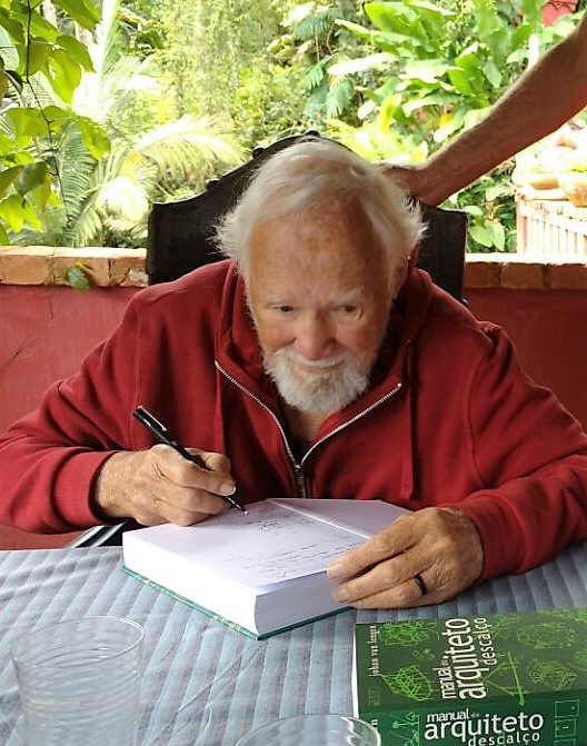 JOHAN ASSINANDO UM LIVRO