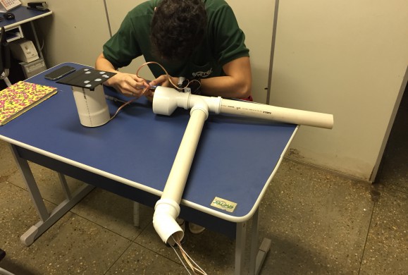 Poste fotovoltaico feito de garrafa pet