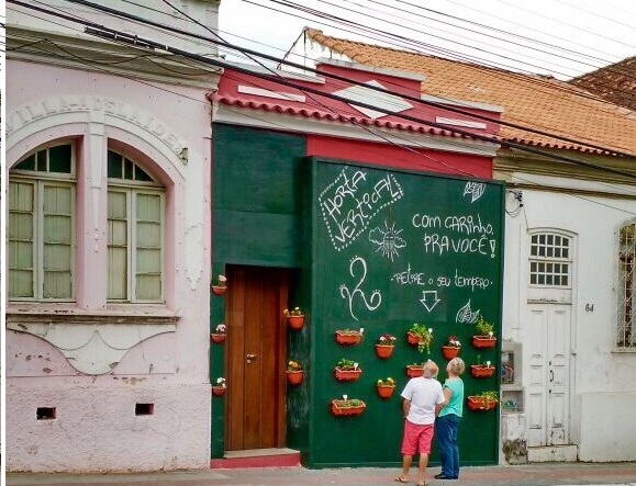 Horta orgânicaem tapume de obra