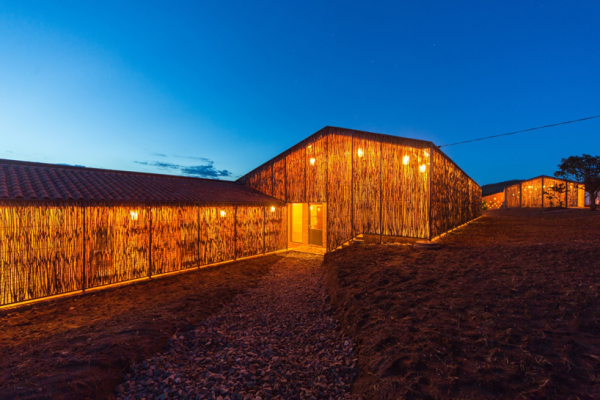 Alojamento sustentável com materiais naturais