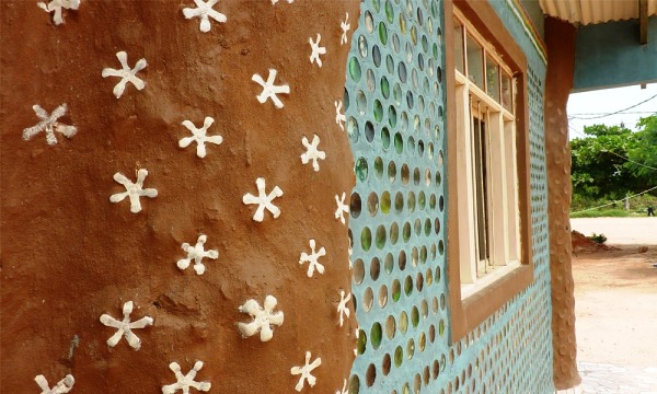 ecocasa com garrafa PET