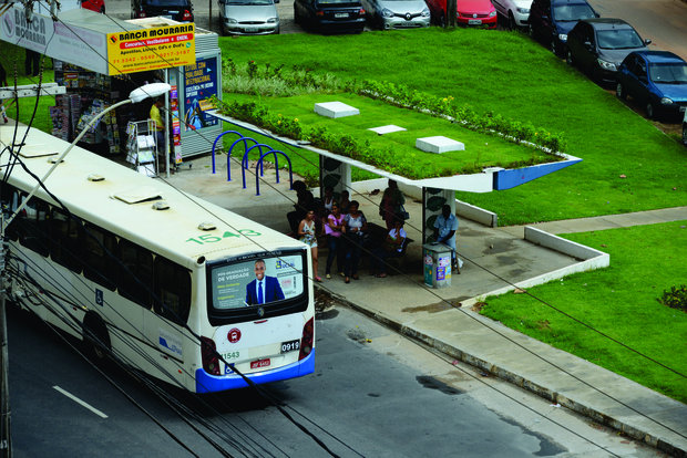 ponto de ônibus verde em salvador