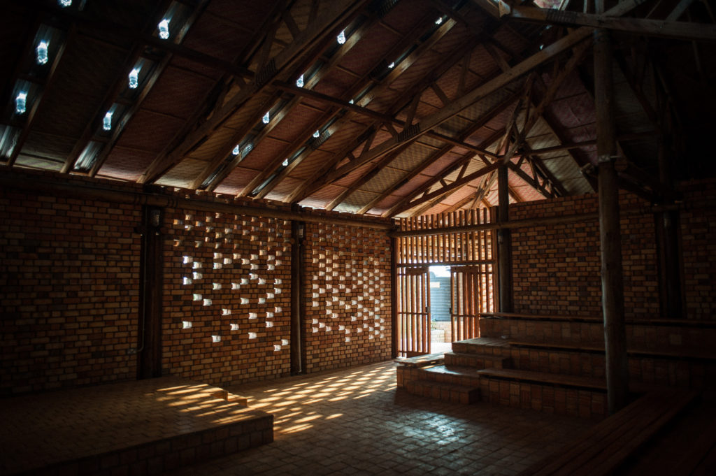 Centro comunitário em Uganda construído com materiais simples e ecológicos