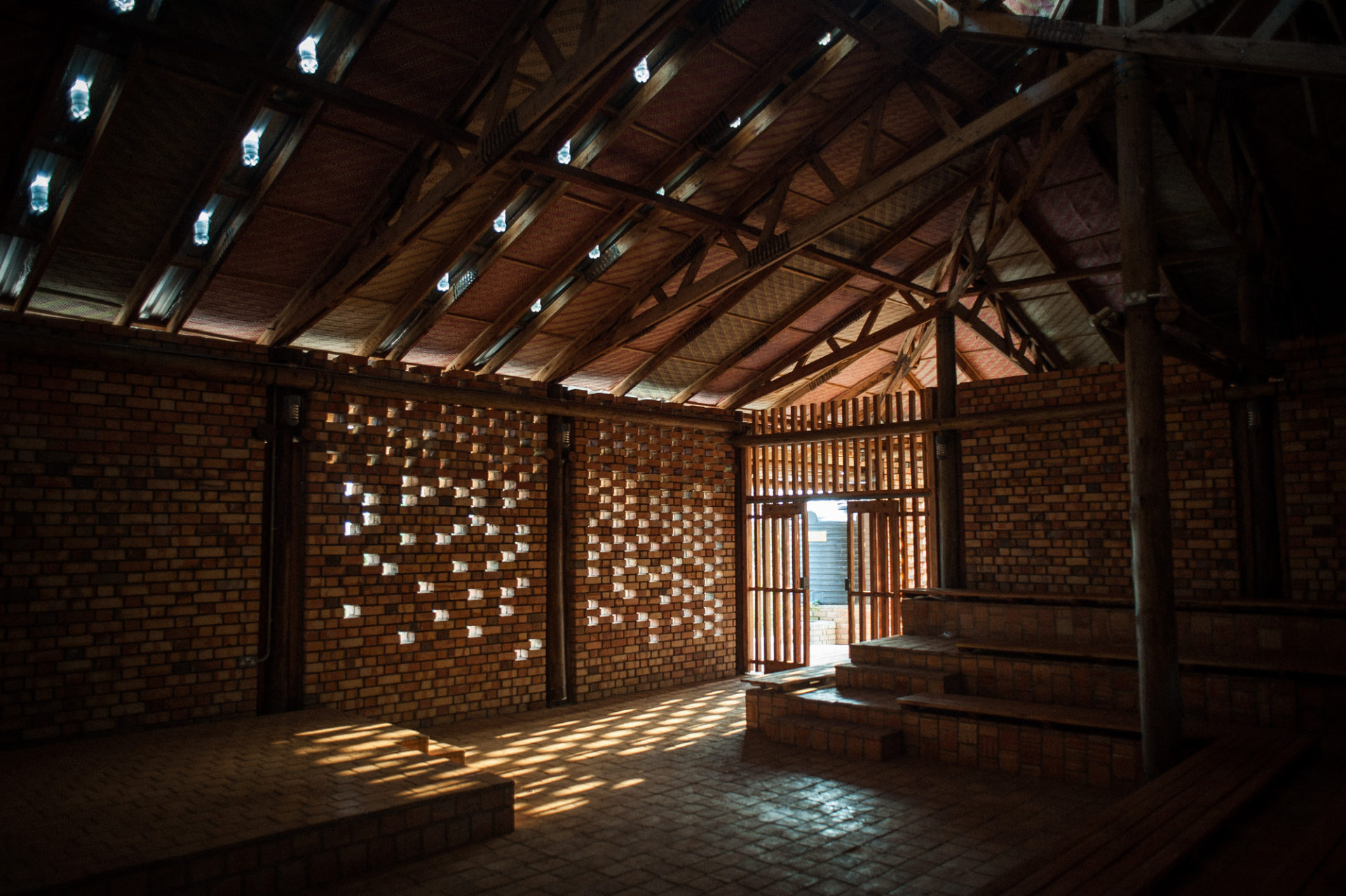 Centro comunitário em Uganda construído com materiais simples e ecológicos