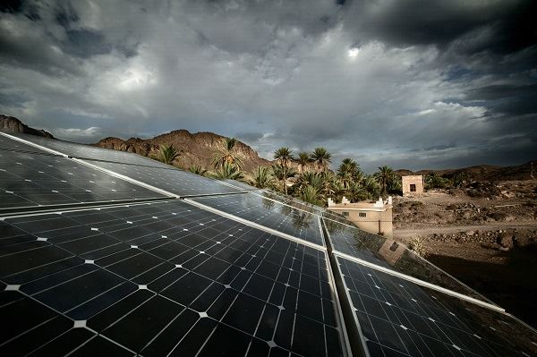 Novo painel fotovoltaico capta energia da chuva