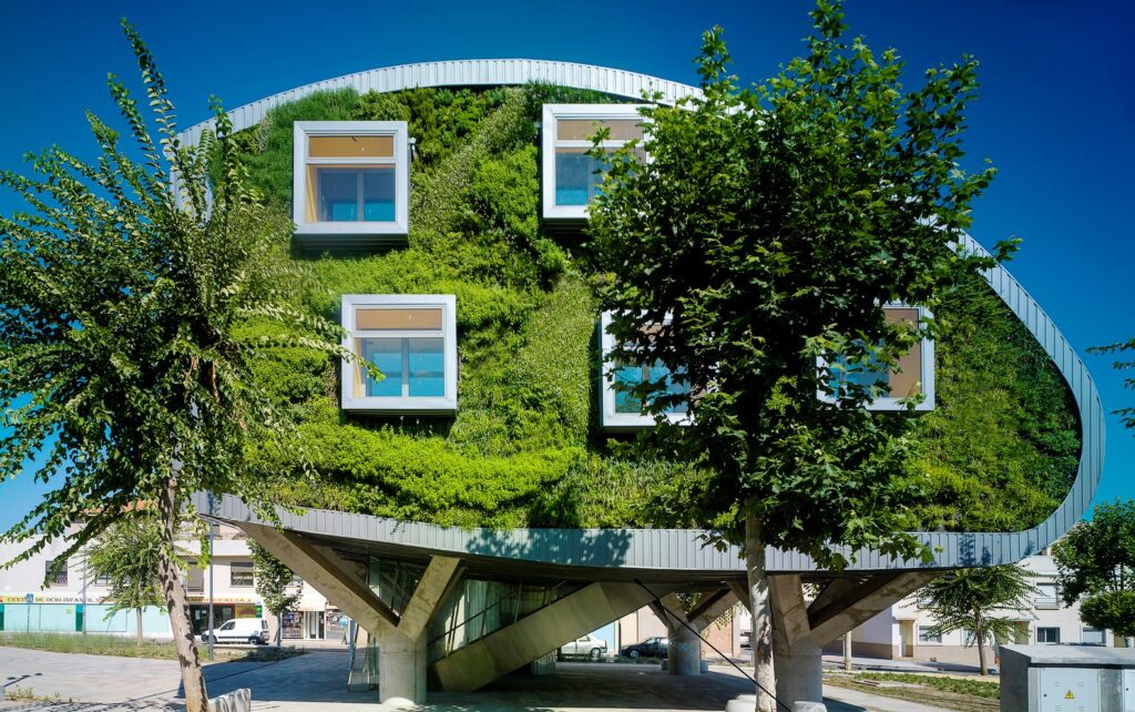 Edifício Net Zero Energy em Málaga é um “sanduíche” de jardins verticais