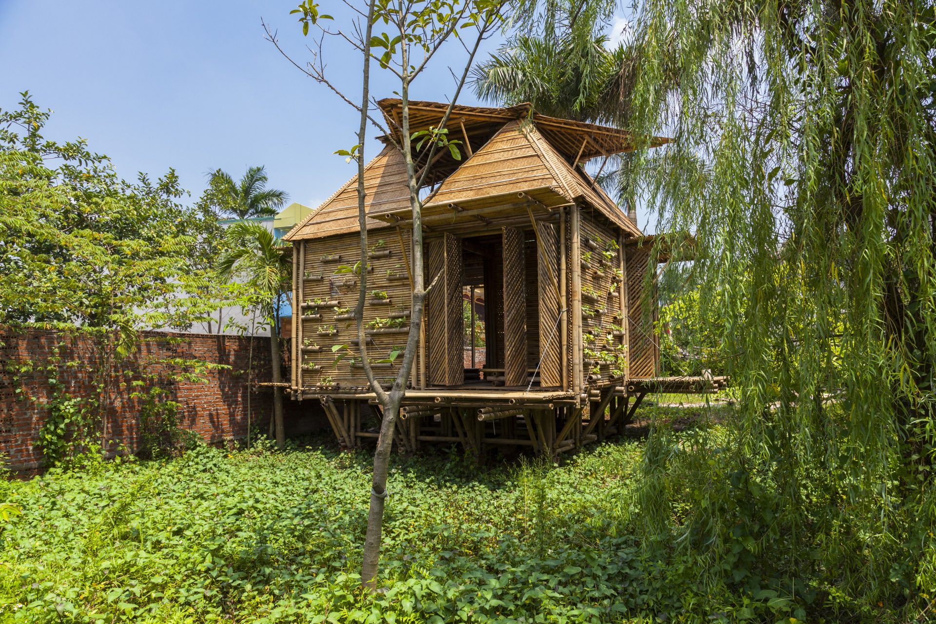 casas de bambu flutuantes no Vietnã