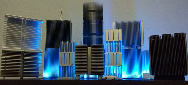 Estudante de arquitetura preocupado com o problema global dos resíduos, decide fazer algo inovador,e cria maquetes com lixo eletrônico.