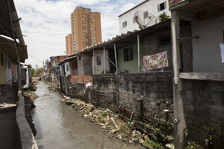 Ligações clandestinas de esgoto e a crise hídrica
