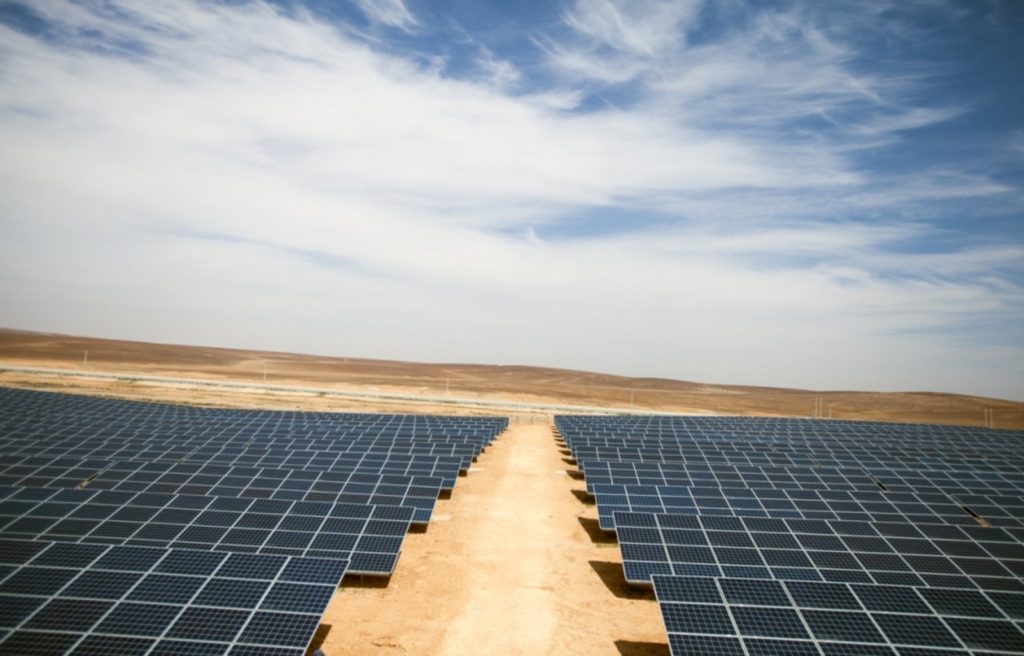 campo de refugiados na Jordânia com energia solar