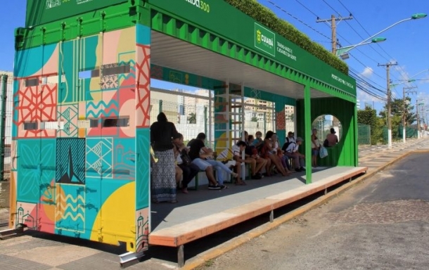 Ponto de ônibus em contêineres em cuiabá