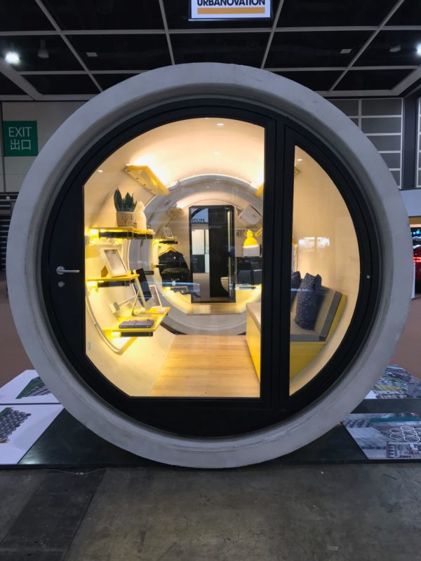 Tubos de concreto reaproveitados se transformam em mini casas