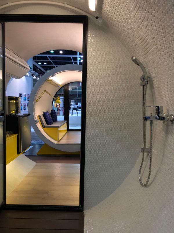 Tubos de concreto reaproveitados se transformam em mini casas