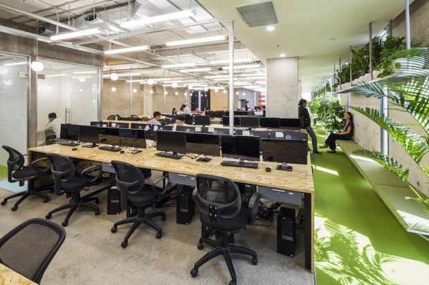 enquanto a área de trabalho é colocada a uma distância das janelas, seu perímetro foi projetado como relaxante contorno verde. um gramado ondulante funciona como sede de um evento, para descansar e relaxar, ou para realizar um local de encontro em um ambiente mais intimista. plantas vivas ficam perto das janelas, captando a luz, dando a sensação de estar em um parque ou em um campo. no centro, uma sala de reuniões pode ser usada de forma flexível, como uma pequena sala privada ou uma grande sala controlada por uma divisória. o gramado funciona como assentos para um evento, para relaxar ou organizar reuniões