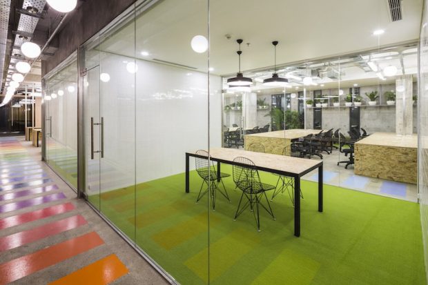 enquanto a área de trabalho é colocada a uma distância das janelas, seu perímetro foi projetado como relaxante contorno verde. um gramado ondulante funciona como sede de um evento, para descansar e relaxar, ou para realizar um local de encontro em um ambiente mais intimista. plantas vivas ficam perto das janelas, captando a luz, dando a sensação de estar em um parque ou em um campo. no centro, uma sala de reuniões pode ser usada de forma flexível, como uma pequena sala privada ou uma grande sala controlada por uma divisória. o gramado funciona como assentos para um evento, para relaxar ou organizar reuniões