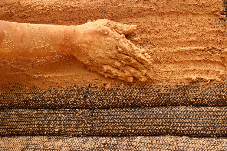 acabamento de terra na casa de hiperadobe