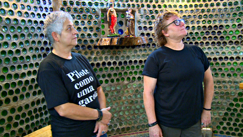 capela de garrafas de vidro-amigas