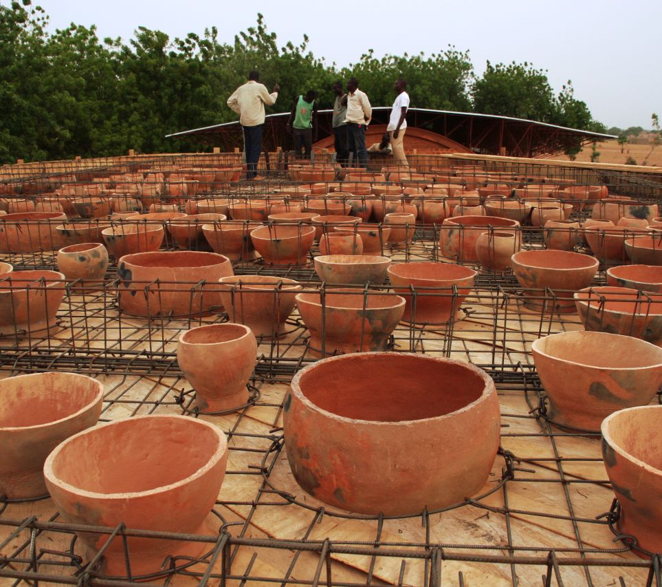 biblioteca em Gando com vasos no telhado Kere