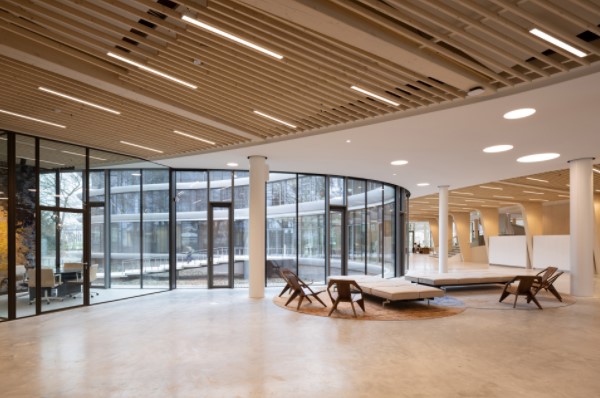 Banco Triodos - Holanda - Catedral de madeira desmontável projeto do arquiteto Thomas Rau