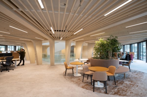 Banco Triodos - Holanda - Catedral de madeira desmontável projeto do arquiteto Thomas Rau