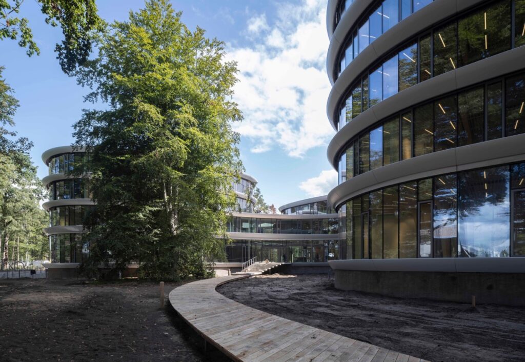 Banco Triodos - Holanda - Catedral de madeira desmontável projeto do arquiteto Thomas Rau