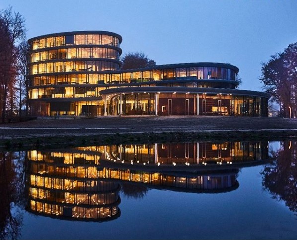 Banco Triodos - Holanda - Catedral de madeira desmontável projeto do arquiteto Thomas Rau