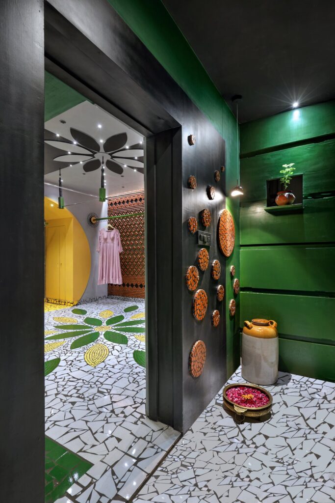 Decoração com sucata em uma boutique de moda na Índia 3