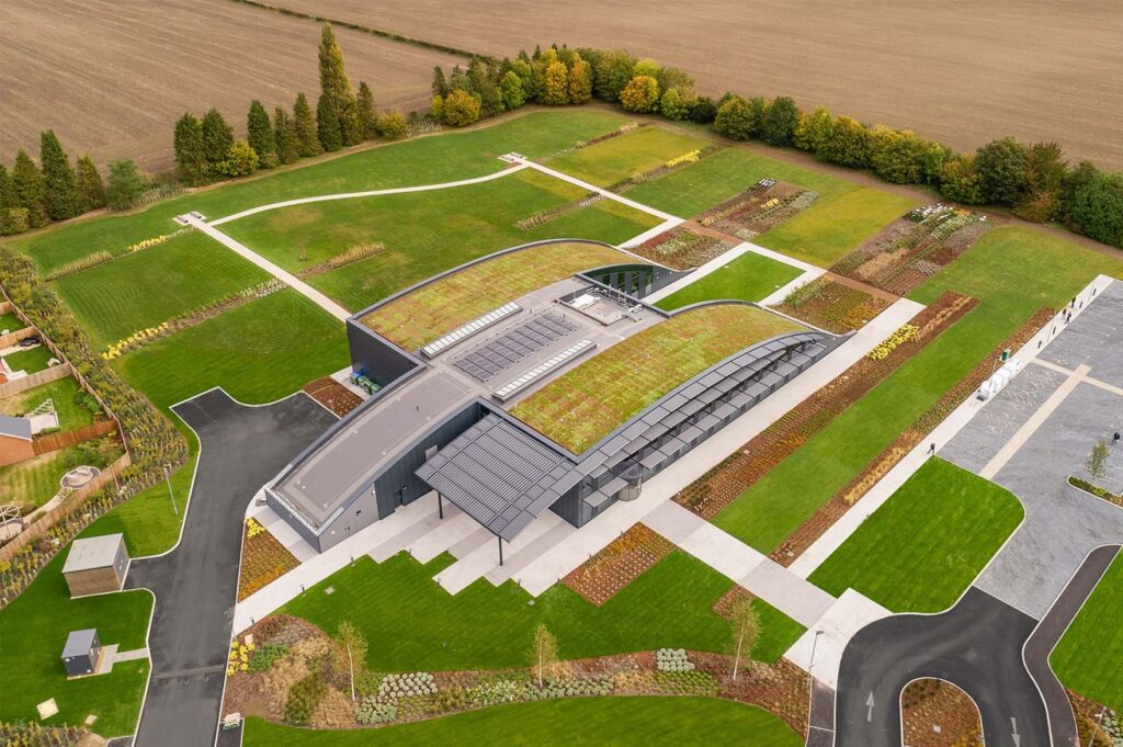 Telhado verde promove a biodiversidade e a eficiência energética neste edifício