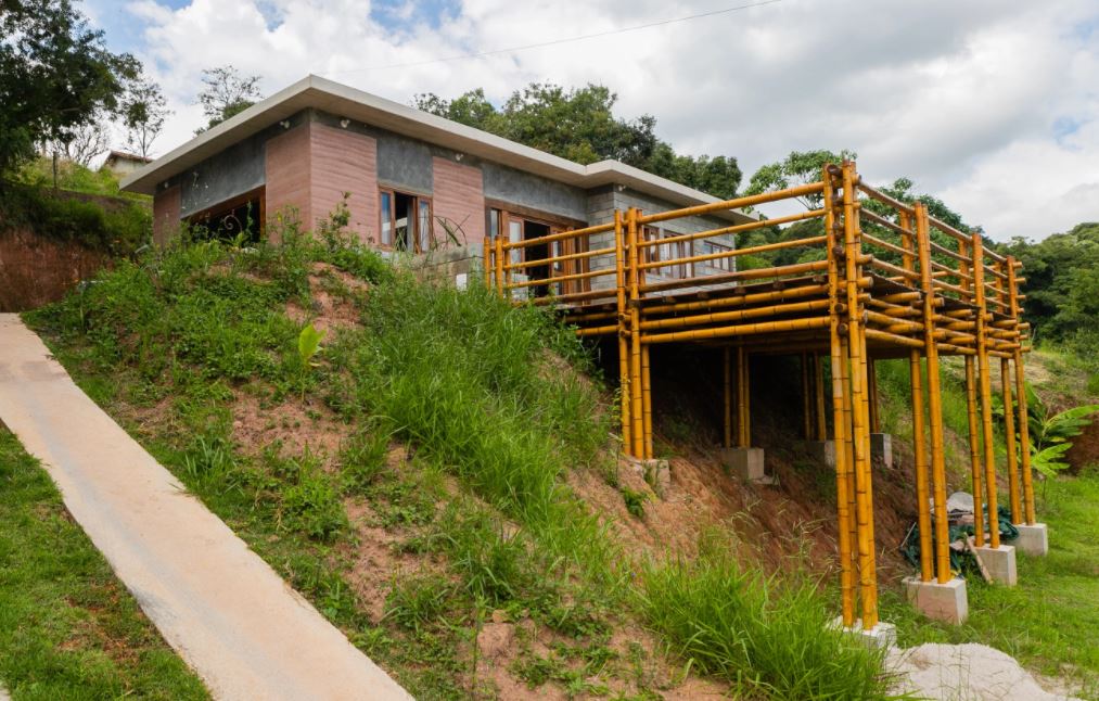 ecocasa fachada varanda bambu