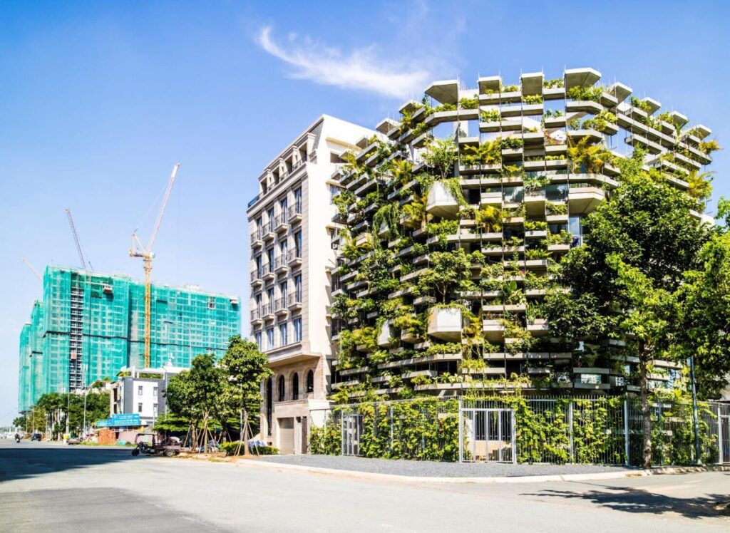 Fachada com Agricultura URBANA do escritório Vo Trong Nghia Architects