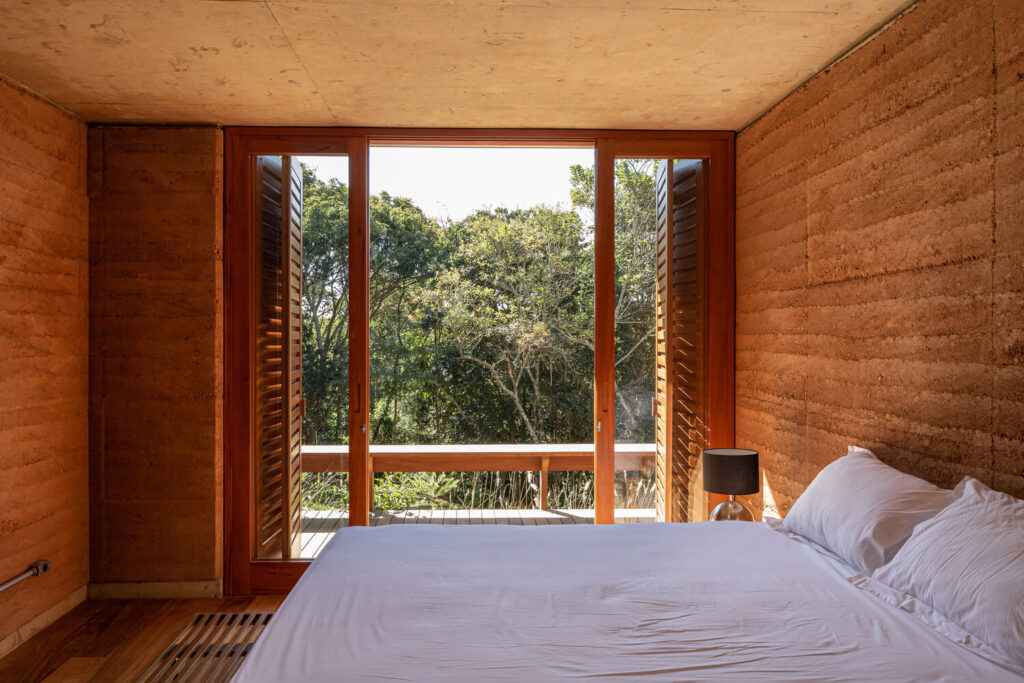 interior casa de taipa de pilão  mantiqueira Gui Paoliello Arquiteto