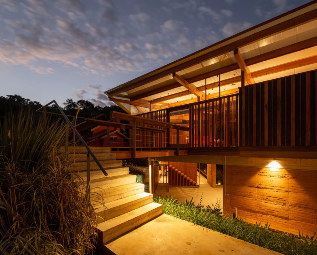 casa de terra e madeira mantiqueira Gui Paoliello Arquiteto