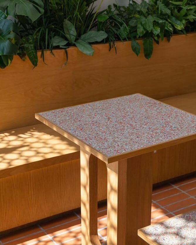 MESA COM MATERIAL RECICLADO