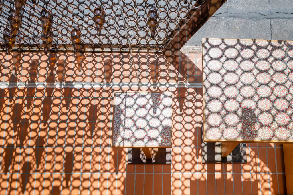 Materiais reciclados são destaque em projeto de Café na Tailândia