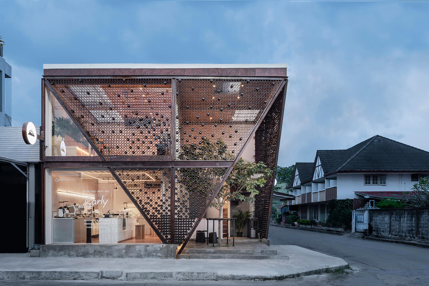 Projeto sustentável de Café em Bangkok reaproveita caixas de leite e garrafas de vidro