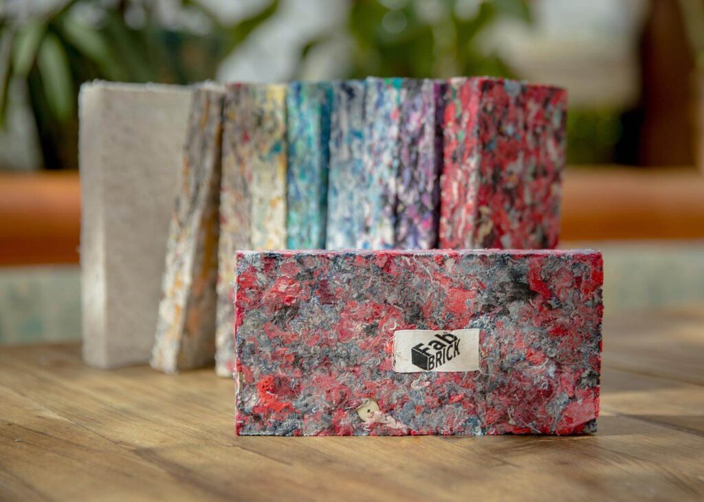 FABRICK tijolos feitos de roupas velhas