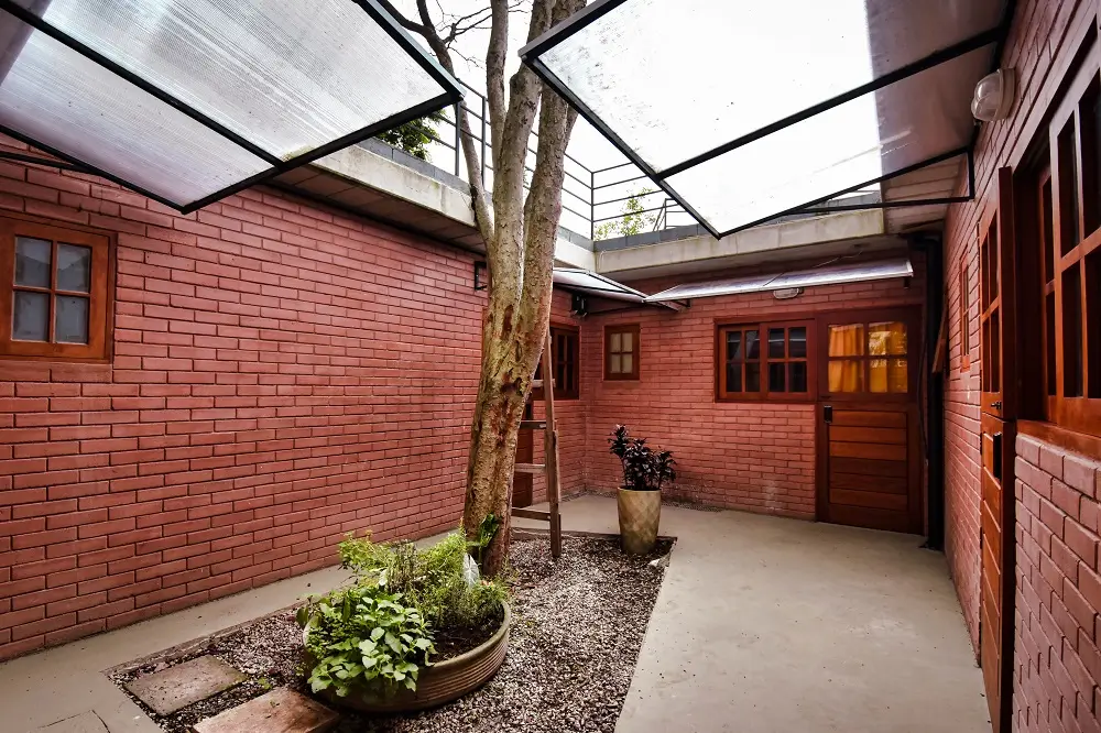 Studios Pau Brasil patio interno árvore