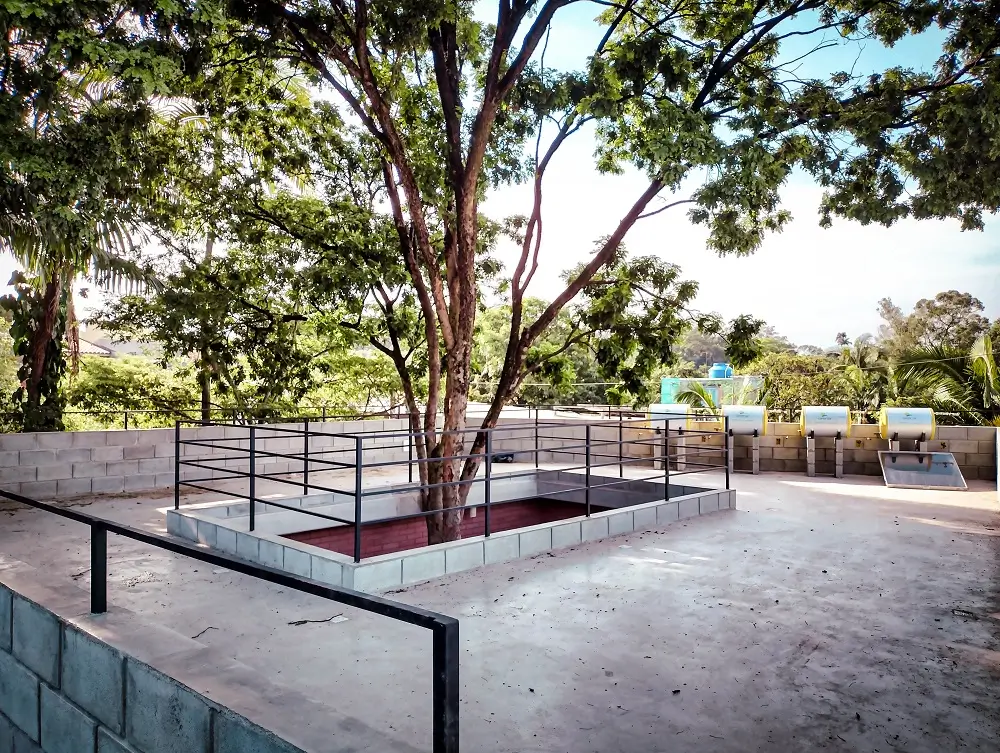 Studios Pau Brasil patio interno árvore